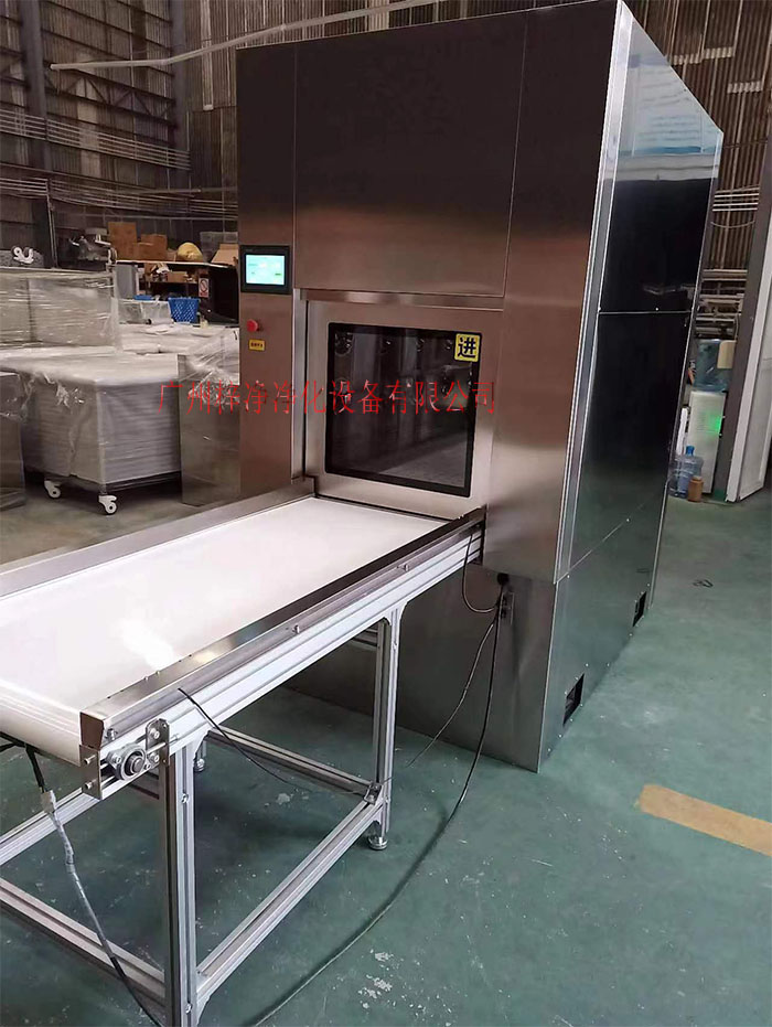 輸送帶傳遞窗還可吹淋被傳遞物品的表面，防止物品可能攜帶塵埃進(jìn)入潔凈室。