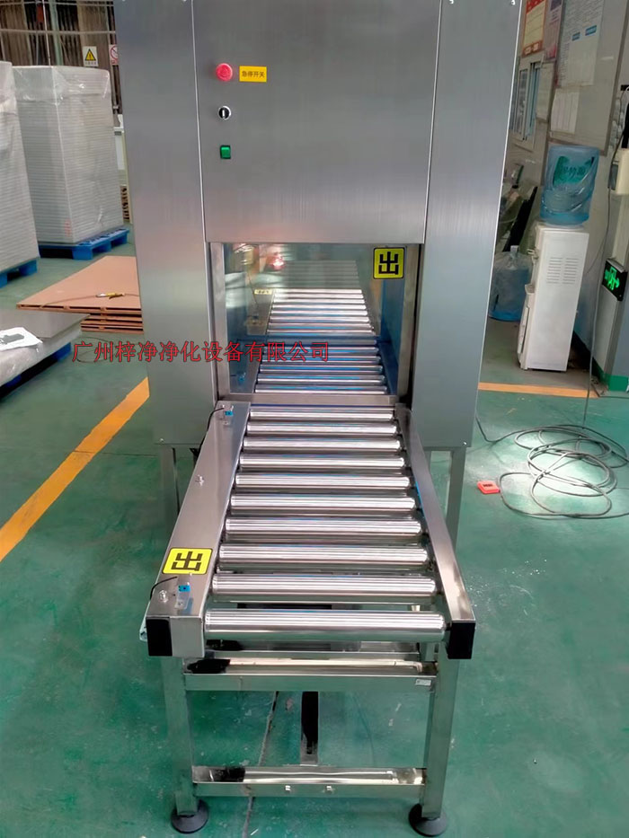 輸送帶傳遞窗的制作法于其它傳遞窗不一樣，輸送線傳遞窗下面加了條流水線，上層要傳遞貨物。