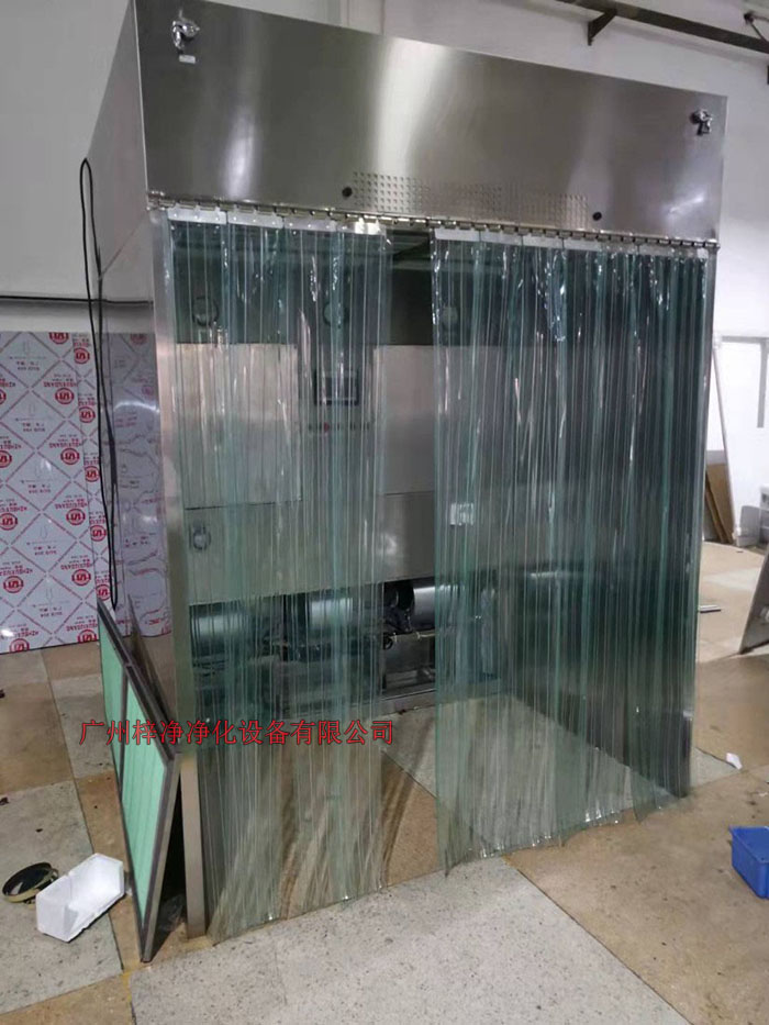 潔凈層流采樣車具體要求；從室內(nèi)空氣經(jīng)過初效過濾器，從高效空氣過濾器出風(fēng)，配無隔板高效過濾器過濾效率為：99.99@0.3μm和G4級(jí)初效過濾器，確保凈化級(jí)別，靜態(tài)100級(jí)美聯(lián)邦209E標(biāo)準(zhǔn)；