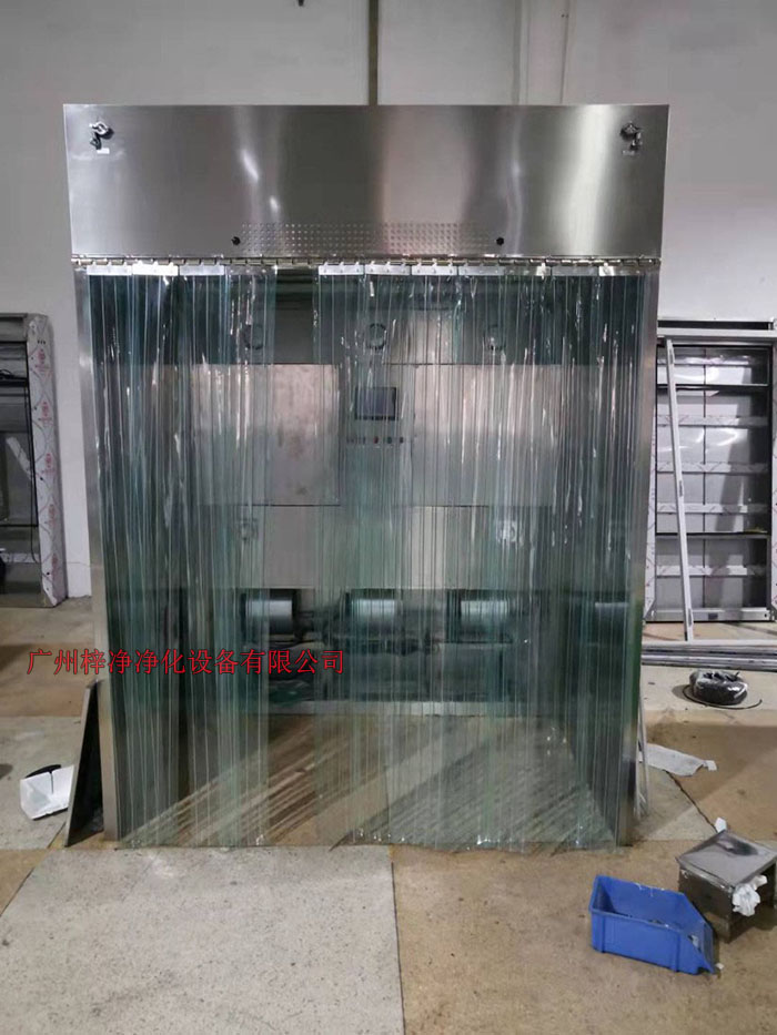 潔凈層流采樣車具體要求；從室內(nèi)空氣經(jīng)過初效過濾器，從高效空氣過濾器出風(fēng)，配無隔板高效過濾器過濾效率為：99.99@0.3μm和G4級(jí)初效過濾器，確保凈化級(jí)別，靜態(tài)100級(jí)美聯(lián)邦209E標(biāo)準(zhǔn)；