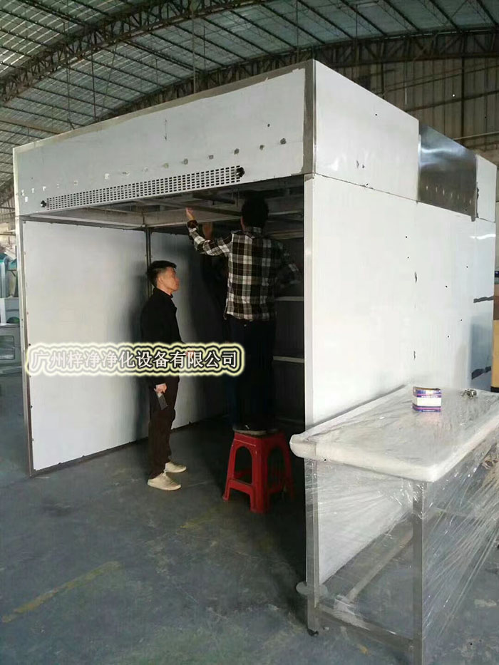 負(fù)壓稱量房又稱作負(fù)壓稱量間、負(fù)壓稱量室、負(fù)壓稱量罩或負(fù)壓稱量單元